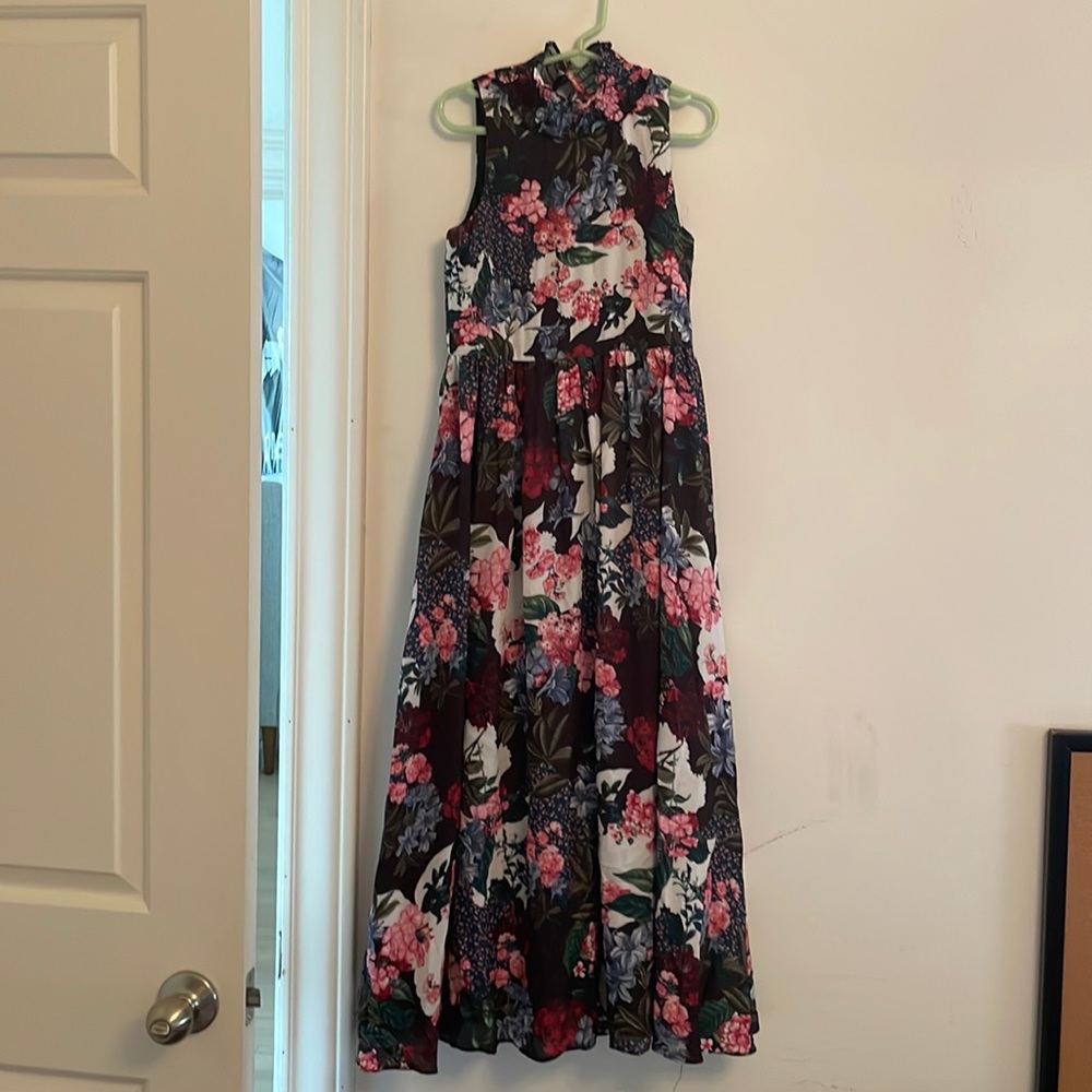 Size 8 beautiful floral maxi dress